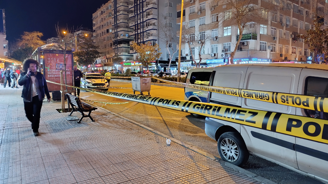 Otobüs beklerken husumetlisinin silahlı saldırısında ağır yaralandı