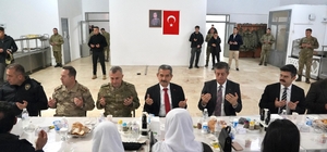 Şırnak protokolü şehit emanetleri ile aynı sofrada