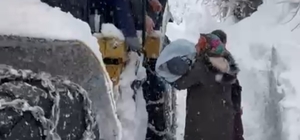 Ordu'da hastalanan bebek, kardan kapanan yolda iş makinesi ile taşındı