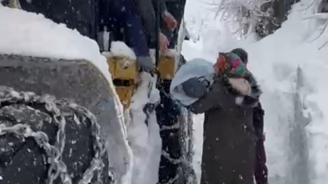 Ordu'da hastalanan bebek, kardan kapanan yolda iş makinesi ile taşındı