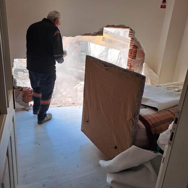 Karacabey'de inşaat çalışması yan binaya zarar verdi