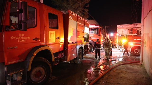 İzmir'de mobilya atölyesinde çıkan yangın, depoya ve iş yerlerine sıçradı