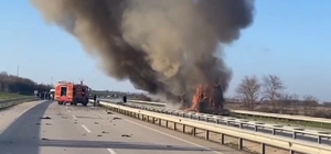 Edirne’de domates yüklü tır alev alev yandı