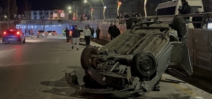 Refüjdeki direğe çarparak karşı şeride geçen otomobil takla attı: 2 yaralı