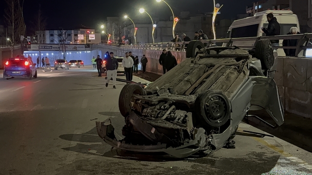 Refüjdeki direğe çarparak karşı şeride geçen otomobil takla attı: 2 yaralı