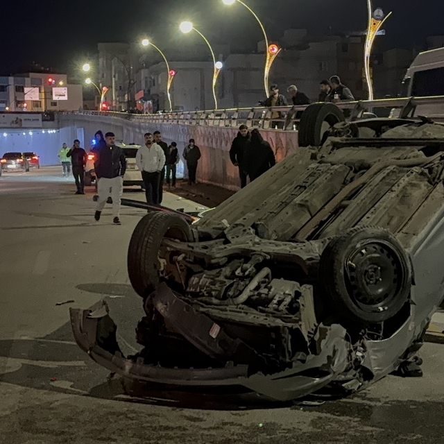 Refüjdeki direğe çarparak karşı şeride geçen otomobil takla attı: 2 yaralı
