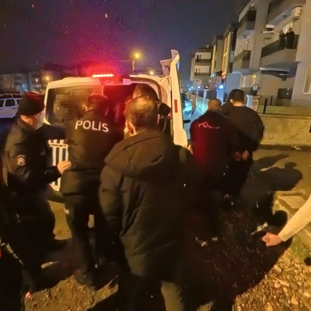 Komşuların gürültü tartışması tabanca ve bıçaklı kavgaya dönüştü: 7 gözaltı