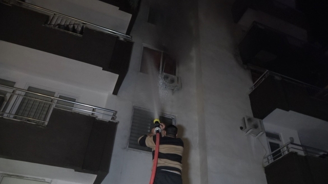 5 katlı binada korkutan yangın:2 kişi dumandan etkilendi
Mahalle sakinleri itfaiye hortumu ile yangına müdehale etti