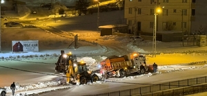 Bayburt’ta kara saplanan tuzlama aracı kepçe ve halat yardımıyla çekildi