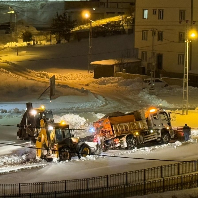 Bayburt'ta kara saplanan tuzlama aracı kepçe ve halat yardımıyla çekildi