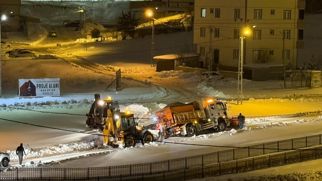 Bayburt'ta kara saplanan tuzlama aracı kepçe ve halat yardımıyla çekildi