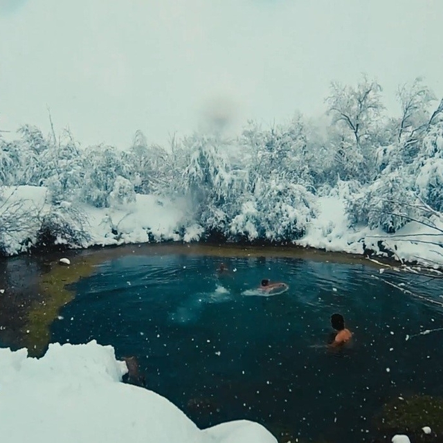 Muhteşem manzarada üç arkadaş kar yağışı altında gölette yüzdü