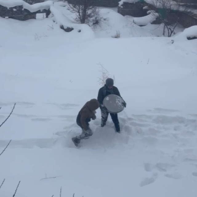 Tepsiyle kayarken havaya attı, kardeşinin başına isabet etti