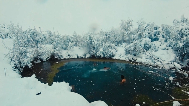 Muhteşem manzarada üç arkadaş kar yağışı altında gölette yüzdü