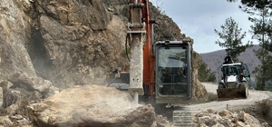 Feke'de kar ve heyelanla mücadele sürüyor