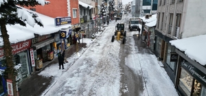 Sarıkamış'ta "beyaz mesai": 600 kamyon kar şehir dışına taşındı