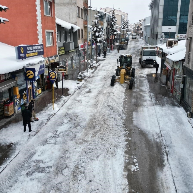 Sarıkamış'ta "beyaz mesai": 600 kamyon kar şehir dışına taşındı