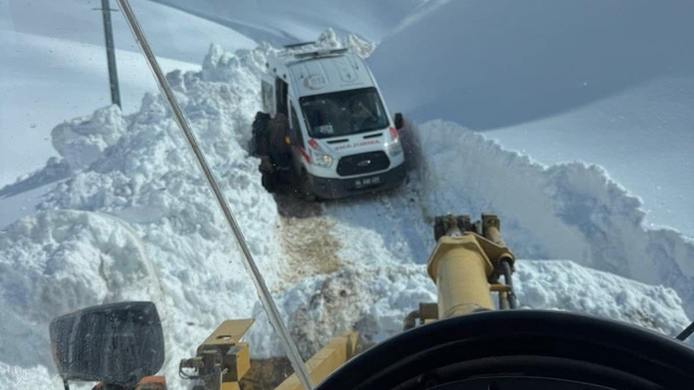Ağrı'da 2 metrelik karda zamanla yarış: Mahsur kalan hasta kurtarıldı