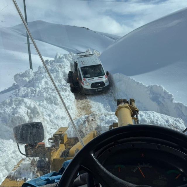 Ağrı'da 2 metrelik karda zamanla yarış: Mahsur kalan hasta kurtarıldı