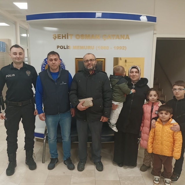 Bulduğu para dolu çantayı polise teslim etti