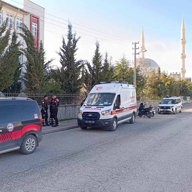 Kavga sırasında bacağına demir çubuk batan genç yaralandı