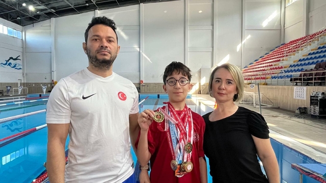 Raşitizmli para yüzücü Kayra, 5 branşta altın madalya kazanarak Türkiye birincisi oldu