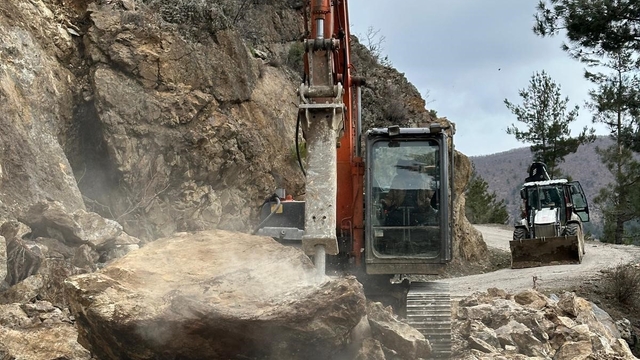 Feke'de kar ve heyelanla mücadele sürüyor