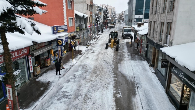 Sarıkamış'ta "beyaz mesai": 600 kamyon kar şehir dışına taşındı