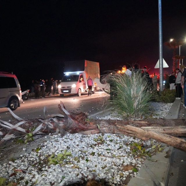 Çevre yolunda yarış yapan lüks araç hakimiyetini kaybetmesi sonucu önce ref...