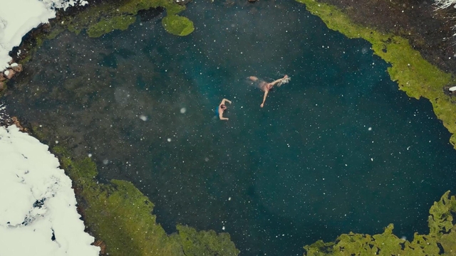 Erzincan'da eksi 5 derecede mineralli gölde yüzdüler