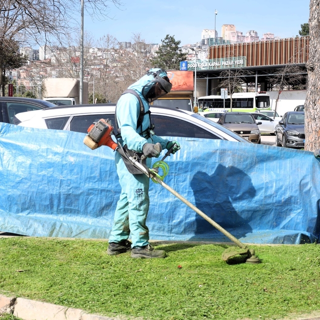 Kocaeli'de yeşil alan bakımlarında araçlar brandalarla korunuyor