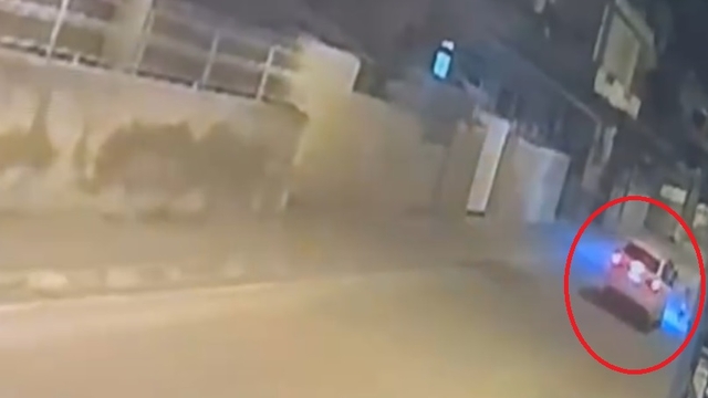 Aniden yola koşan çocuğa otomobilin çarptığı kaza kamerada