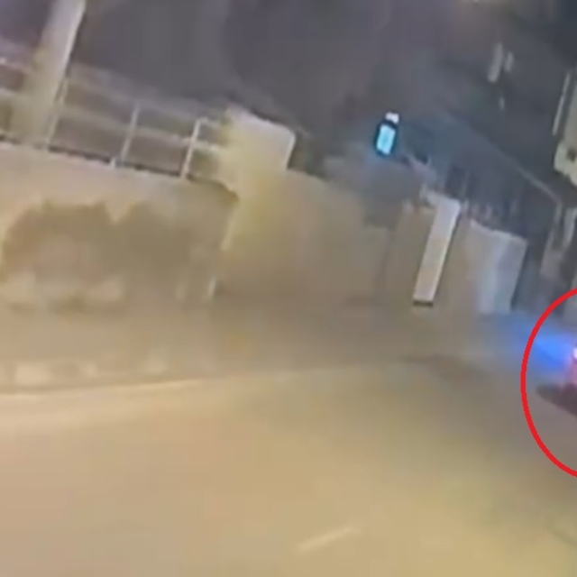 Aniden yola koşan çocuğa otomobilin çarptığı kaza kamerada