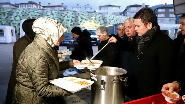 Osmangazi Belediyesi'nin iftar sofrasında yüzlerce kişi bir araya geldi
Başkan Erkan Aydın: "Her gün 8 ayrı noktada 4 bin vatandaşımızı iftar sofrasında buluşturuyoruz"