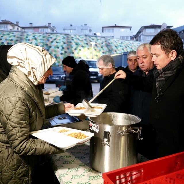 Osmangazi Belediyesi'nin iftar sofrasında yüzlerce kişi bir araya geldi
Baş...