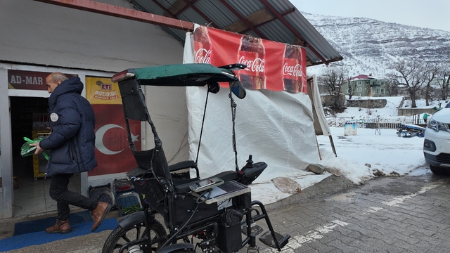 Engelli çocuğu için akülü sandalyeyi arabaya çevirdi