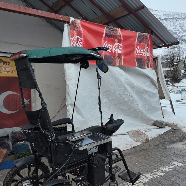 Engelli çocuğu için akülü sandalyeyi arabaya çevirdi