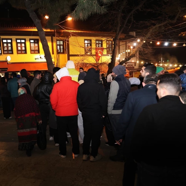 Bursalılar sahurda tarihi meydanda buluştu