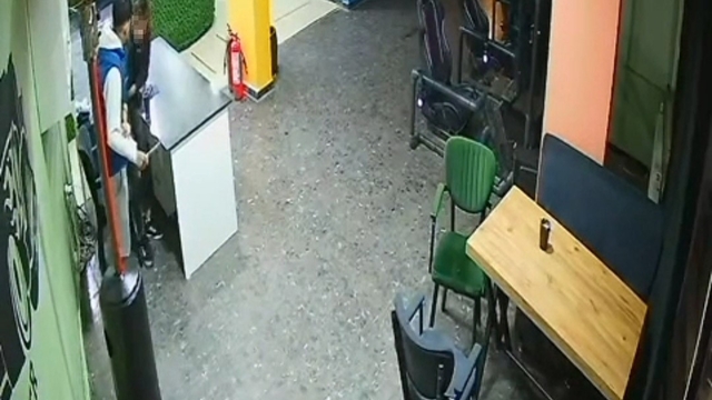 17 yaşındaki çocuğun bıçaklandığı anlar güvenlik kamerasında