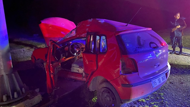 Burdur'da kontrolden çıkan otomobil levhaya çarptı: 1 yaralı