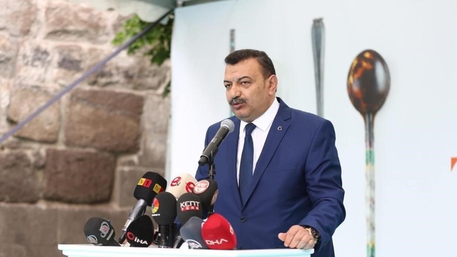 Başkan Aydemir'den Kayseri'ye çağrı: "Vatandaşımız Tıkyemek'e sahip çıkmalı"
Lokantacılar ve Pastacılar Odası Başkanı Altan Aydemir:
"İmalathane projemiz, Türkiye'de ilk"