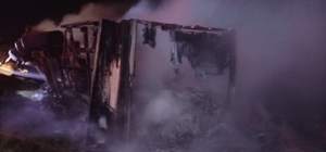 Şırnak’ta mandalina yüklü tır cayır cayır yandı