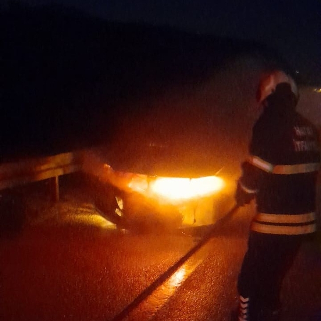 Altınözü'nde araç yangını