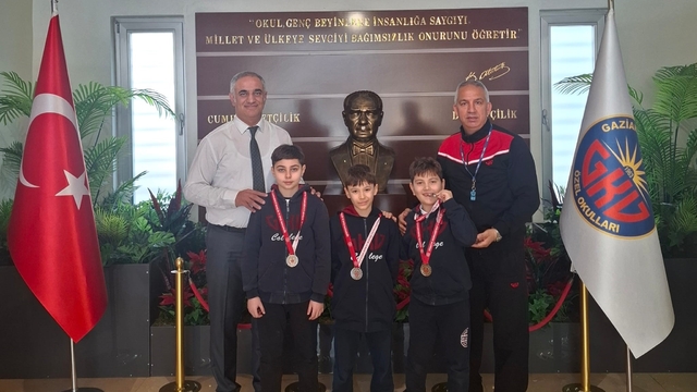 Paletli Yüzme Şampiyonasına GKV Özel Okulları damgası