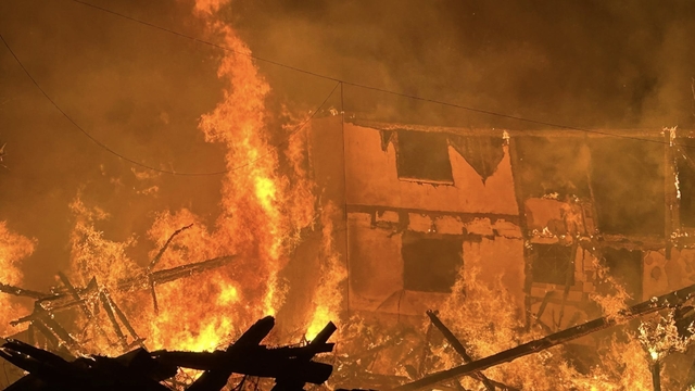 Karabük'te 2 katlı ahşap ev ve odunluk yandı