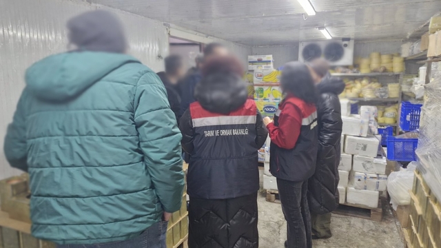Rize'de bir depoda mevzuata ve tüketime aykırı 9 ton 750 kilo gıdaya el konuldu