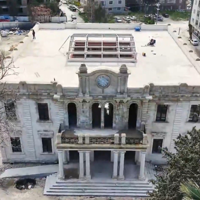 Depremde zarar gören tarihi valilik binası aslına uygun şekilde inşa ediliy...