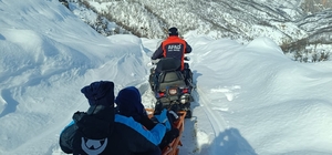 Ovacık'ta karla mücadelede zamanla yarış: 2 hastaya zorlu şartlarda müdahale