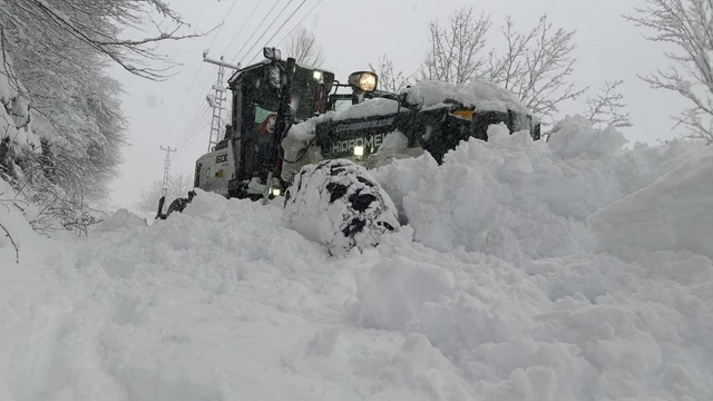 Ordu'nun yükseklerinde kar kalınlığı 2 metreye ulaştı
Büyükşehir Belediyesi, 576 mahallenin yolunu ulaşıma açtı