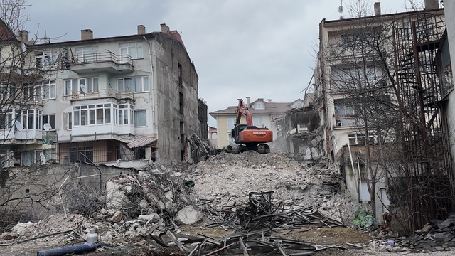 Yıkım sırasında bitişik binadaki dairenin yatak odasının duvarı yıkıldı